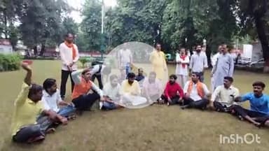 लखीमपुर: उल्ल नदी के पुराने पुल पर सरकारी जमीन पर बने अवैध मकानों को हटाने की मांग को लेकर हिंदू संगठनों ने किया प्रदर्शन