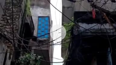 जगाधरी: सढौरा में बिजली का खंभा बदलते समय दुकान पर गिरा, लेंटर टूटने पर दुकानदार ने की मुआवजे की मांग