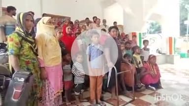 लखीमपुर: उल्लनदी पुल पर सरकारी जमीन पर बसे ग्रामीणों के आशियाने पर बुलडोजर की तलवार, ग्रामीणों ने DM से रहम की गुहार लगाई