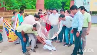 दौसा: जिला कलेक्ट्रेट पर आक्रोशित मंत्रालयिक कर्मचारियों ने दस्तावेज सत्यापन के आदेश की प्रतियां जलाई