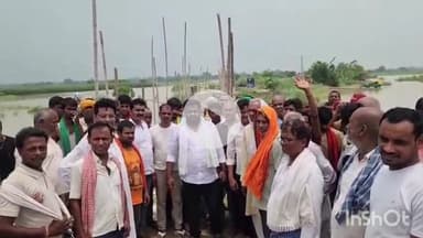 मुंगेर: राजद नेता मुकेश यादव ने बाढ़ प्रभावित हरिनमार और झोवा बहियार पंचायत का दौरा कर सुनीं लोगों की समस्याएं