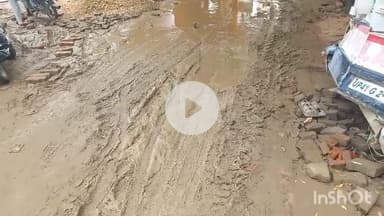 उतरौला: नगर पालिका द्वारा दिए गए टेंडरों में ठेकेदारों की बड़ी लापरवाही, उतरौला सामुदायिक स्वास्थ्य केंद्र बना कीचड़ों का भंडार