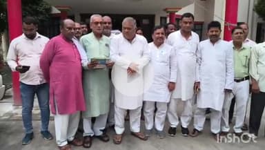 महाराजगंज: कांग्रेसियों ने कलेक्ट्रेट परिसर में डीएम को ज्ञापन सौंपा