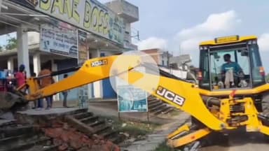 कसिया: पटहेरिया में एनएचएआई ने बुलडोजर से हटाया अतिक्रमण, ओवरब्रिज के निर्माण के लिए सर्विस रोड को चौड़ा किया जाना है