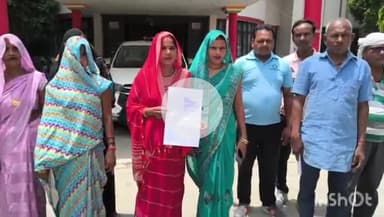 महाराजगंज: कलेक्ट्रेट परिसर में ऋण न मिलने से महुअवा शुक्ल के ग्रामीणों ने डीएम को सौंपा ज्ञापन