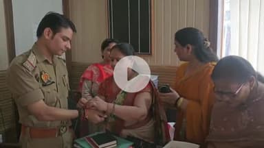 अमरोहा: अमरोहा में महिला मंडल की महिलाओं ने नगर कोतवाल को बांधी राखी