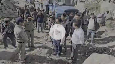 मोरंग: कैबिनेट मंत्री जगत सिंह नेगी पहुंचे ब्लॉक पॉइंट स्किबा, अवरुद्ध सड़क मार्ग की बहाली के लिए BRO को दिए निर्देश