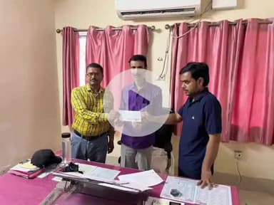 पूर्णिया पूर्व: पूर्णिया जिला लोक शिकायत निवारण पदाधिकारी ने विकलांग हो चुके बिजली ठीकेदार को ₹2,98,899 का चेक दिया