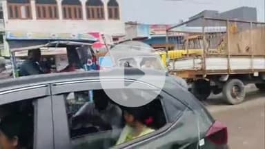 पूर्णिया पूर्व: मंझेली बाजार में अवैध अतिक्रमण के कारण लगातार हो रही सड़क जाम, एंबुलेंस भी जाम में फंसी