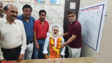 झालरापाटन: झालावाड़ में प्रदीप सिंह राजावत ने नगर परिषद सभापति का तीसरी बार संभाला चार्ज, हर शाखा के बाहर ACB नंबर का बोर्ड लगाएंगे