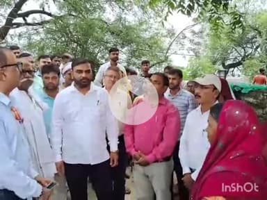 गोरखपुर: बाढ़ संभावित क्षेत्रों में स्वास्थ्य सेवाएं मुकम्मल रहें, CMO ने बड़हलगंज ब्लॉक के बलुआ गांव में तैयारियों का लिया जायजा