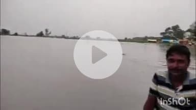 कासगंज: लहरा गांव में गंगा का जल स्तर बढ़कर घरों तक पहुंचा, सोरों कोतवाली प्रभारी ने नाव में बैठकर किया निरीक्षण