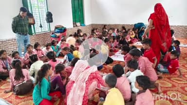 फरेंदा: पीएम श्री प्राथमिक विद्यालय मोहनगढ़ में राखी प्रतियोगिता में छात्राओं ने दिखाया उत्साह, सैनिकों के लिए बनाई राखियां