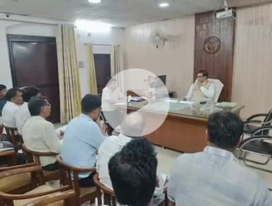 कलीनगर: डीएम आवास पर जल जीवन मिशन की समीक्षा बैठक हुई संपन्न, डीएम ने कहा- टूटी सड़कों को दुरुस्त किया जाए