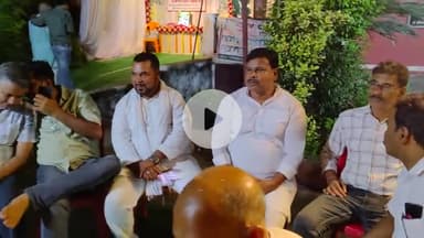 बक्सर बायपास रोड में मित्र अनिल कुशवाहा जी के पिता अशोक कुशवाहा जी के श्रद्धांजलि सभा में पुष्पांजलि करते हुए. साथ में राघवेंद्र उज्जैन विश्वनाथ पासवान मुखिया जी, एवं जिला के गणमान्य  साथी 🙏🙏