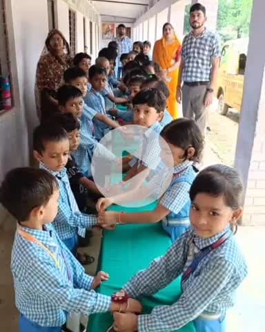 शाहगंज: खुटहन में छात्राओं ने छात्रों की कलाई पर बांधी स्वनिर्मित राखी