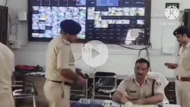 बगहा: बगहा एसपी ने किया कंट्रोल रूम का निरीक्षण