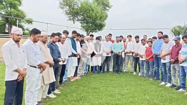 रातू: रातू प्रखंड के अमाया संगठन ने गुरुजी शिबू सोरेन को 2 मिनट का मौन रखकर दी श्रद्धांजलि!