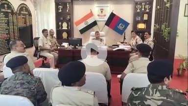 लोहरदगा: एसपी कार्यालय में एसपी सादिक अनवर रिजवी ने की समीक्षा बैठक, अपराध के खिलाफ कार्रवाई में तेजी लाने का निर्देश