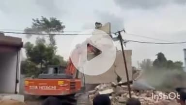 सत्तर कटैया: सत्तर कटैया के बिहरा पटोरी बाजार में प्रशासन का बुलडोजर, अतिक्रमण हटाया गया, भारी पुलिस बल मौजूद