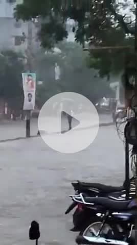 జడ్చర్ల: జడ్చర్ల పట్టణంలో భారీ వర్షానికి జలదిగ్బంధమైన రోడ్లు