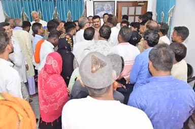 बीसलपुर: संजय रॉयल पार्क स्थित आवास पर राज्य मंत्री संजय गंगवार ने जनता दरबार लगाया, सुनी समस्याएं