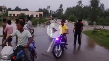 नौगावां सादात: उत्तरकाशी में बादल फटने के बाद नौगांवा की सड़कों पर पहुंचा गंगा का पानी, लोग परेशान