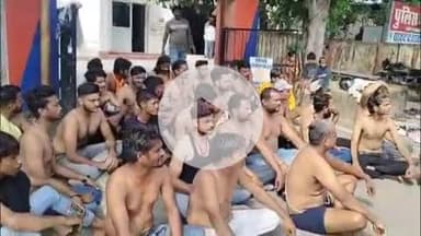 लाडपुरा: आरके पुरम थाने के बाहर बजरंग दल के कार्यकर्ताओं ने अर्धनग्न प्रदर्शन किया, जमकर नारेबाजी और बैठे धरने पर