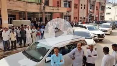 झालरापाटन: कांग्रेस के प्रदेश अध्यक्ष गोविंद सिंह डोटासरा एसआरजी हॉस्पिटल पहुंचे, पीपलोदी स्कूल हादसे में घायल बच्चों से मिले