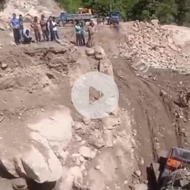 मोरंग: किन्नौर के स्किबा समीप सड़क बहाली में लग सकता है समय, मौके पर पैदल न करें सफर, कार्य के दौरान बना हुआ खतरा - जिप्र