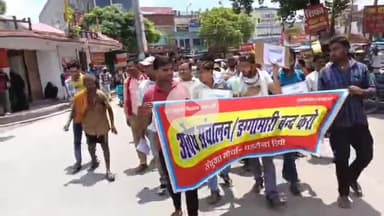 पडरौना: पडरौना बस स्टेशन पर रोडवेज कर्मियों ने अवैध संचालन और दबंगई के खिलाफ किया हंगामा, कार्रवाई की की मांग