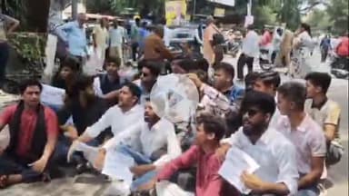 बरेली: कर्मचारी चयन आयोग की परीक्षाओं में अनियमितताओं के विरोध में छात्रों ने डीएम कार्यालय पर किया प्रदर्शन