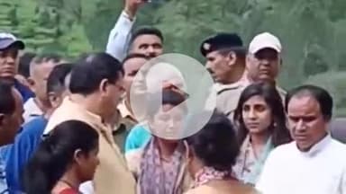 थलीसैंण: पाबों ब्लॉक के सैंजी में आपदा प्रभावित महिला के आंसू पोछते मुख्यमंत्री पुष्कर सिंह धामी