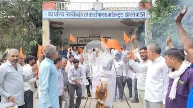 झालरापाटन: किसान संघ ने मांगों को लेकर किया प्रदर्शन, बीमा कंपनी का पुतला जलाकर तहसीलदार को CM के नाम सौंपा ज्ञापन