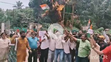 जगदलपुर: कांग्रेस ने विद्युत कार्यालय का किया घेराव, हाफ बिजली योजना में 400 यूनिट को मात्र 100 यूनिट किए जाने का किया विरोध