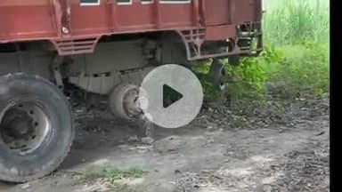 कसिया: सुमही संतपट्टी में दरवाजे पर खड़ी ट्रक के पांच पहियों की चोरी, पुलिस को तहरीर देकर कार्रवाई की मांग