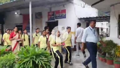 रामपुर: रक्षाबंधन से एक दिन पहले, निजी स्कूलों की दर्जनों छात्राओं ने सिविल लाइंस थाने में थानाध्यक्ष की कलाई पर बांधी राखी