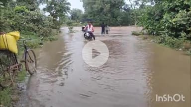 त्योंथर: चितौली नदी में जलस्तर बढ़ने से डोडकिया पुल डूबा, आवागमन बाधित, जान जोखिम में डालकर निकल रहे लोग, प्रशासन बेखबर