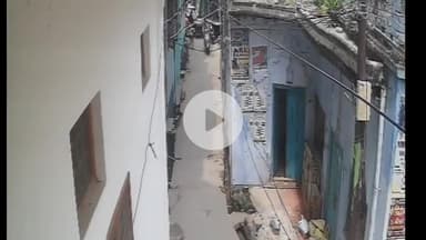 अमरोहा: अमरोहा नगर में जर्जर मकान की दीवार गिरी, सीसीटीवी में आया सामने, बाइक सवार मलवे में दबा