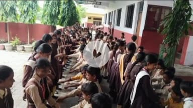 उतरौला: छात्राओं ने छात्रों की कलाई पर बांधी राखी, छात्रों ने उपहार देकर लिया रक्षा का संकल्प