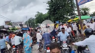 महाराजगंज: पुरैनाखंडी चौरा में रक्षाबंधन की खरीदारी के लिए उमड़ी भारी भीड़, कई बार लगा लंबा जाम