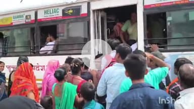 महाराजगंज: बस स्टेशन पर बसों में चढ़ने के लिए यात्रियों ने की धक्का-मुक्की