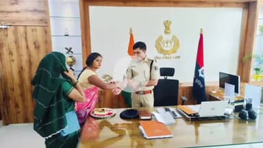 बक्सर: महिला अधिकार इकाई की महिलाओं ने एसपी को बांधी राखी, एसपी ने सुरक्षा का दिलाया भरोसा