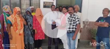 कासगंज: नगर पालिका कासगंज के आउटसोर्सिंग सफाई कर्मियों ने वेतन भुगतान की मांग को लेकर कलेक्ट्रेट पर SDM को दिया ज्ञापन