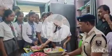 फतुहा: फतुहा थानाध्यक्ष रूपक कुमार अंबुज की कलाई पर दर्जनों छात्रों ने राखी बांधकर सुरक्षा का वचन लिया