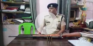 फतुहा: फतुहा थाना पुलिस ने नत्थूपुर गांव में एक घर से अवैध देशी रायफल और तीन कारतूस बरामद किए