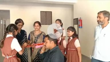 चूरू: चूरू में छात्राओं ने पुलिस के जवानों को बांधे रक्षा सूत्र, पुलिस थाने में सभी जवानों के बांधे रक्षा सूत्र