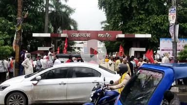 समस्तीपुर: विभूतिपुर के CPIM विधायक ने मतदाता सूची को लेकर कार्यकर्ताओं के साथ समाहरणालय के सामने किया प्रदर्शन