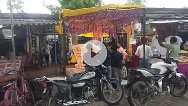 लंभुआ: लम्भुआ तहसील क्षेत्र के कंधईपुर बाजार में रक्षाबंधन की रौनक, राखियों और मिठाइयों की दुकानों पर उमड़ी भीड़