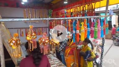 उतरौला: उतरौला में रक्षाबंधन पर्व को देखते हुए बाजारों में रक्षाबंधन की दुकानों पर महिलाओं की रही बंपर भीड़
